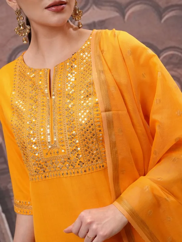 Women Kurta With Palazzos & Dupatta