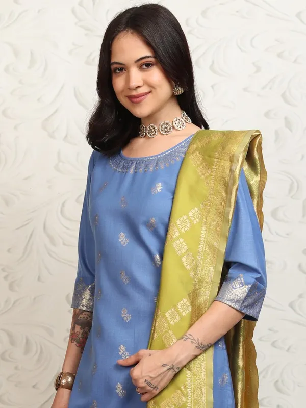 Women Kurta With Palazzos & Dupatta