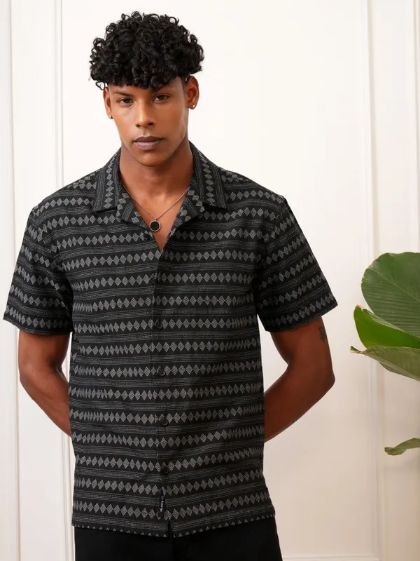 Locomotive Men Black Printed Regular Fit Casual Shirts
