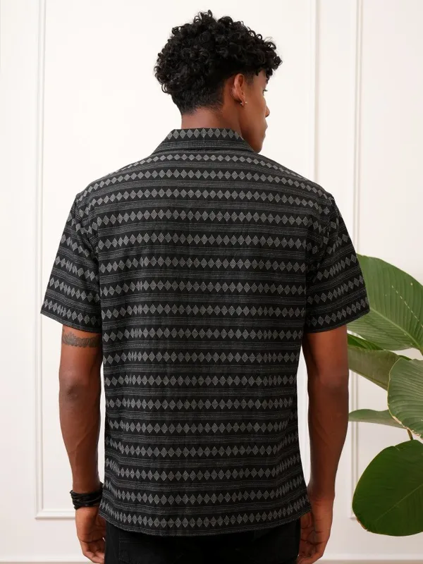 Locomotive Men Black Printed Regular Fit Casual Shirts