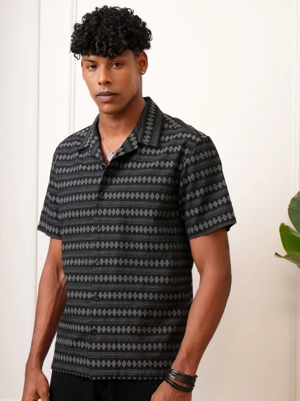 Locomotive Men Black Printed Regular Fit Casual Shirts