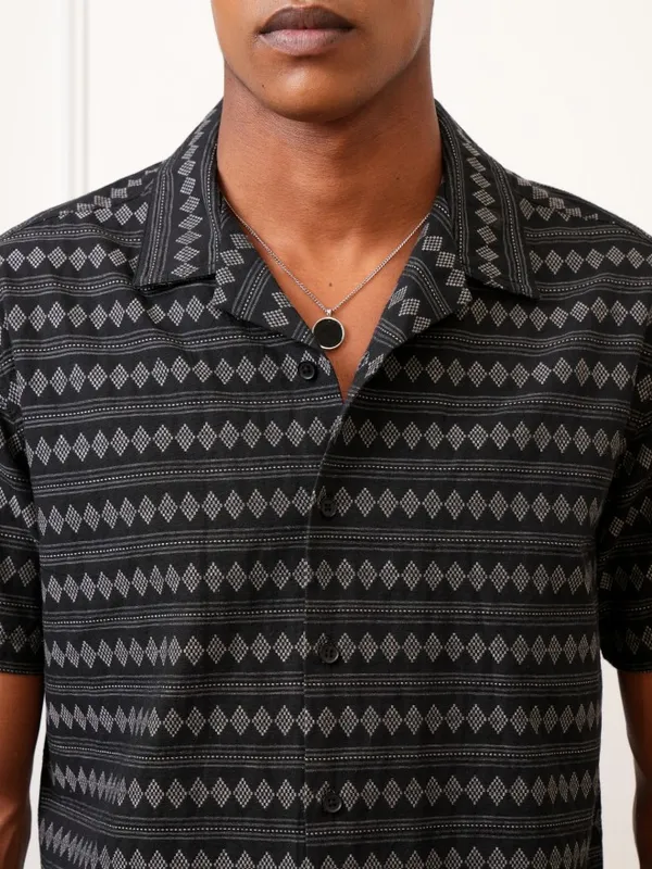 Locomotive Men Black Printed Regular Fit Casual Shirts