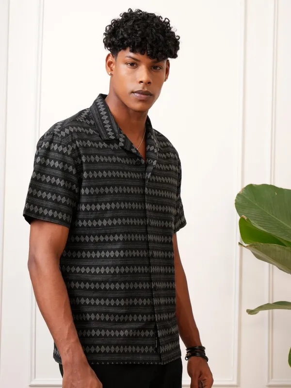 Locomotive Men Black Printed Regular Fit Casual Shirts