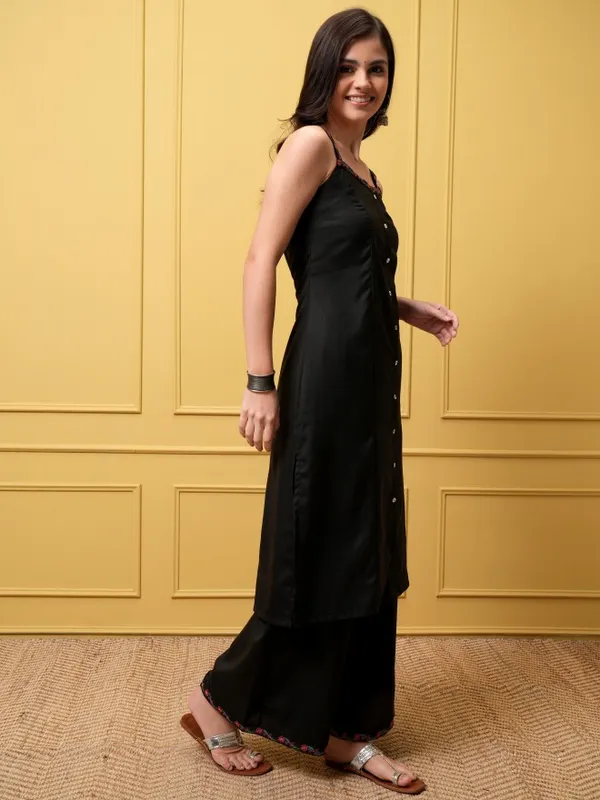 Vishudh Women Black Kurta With Palazzos