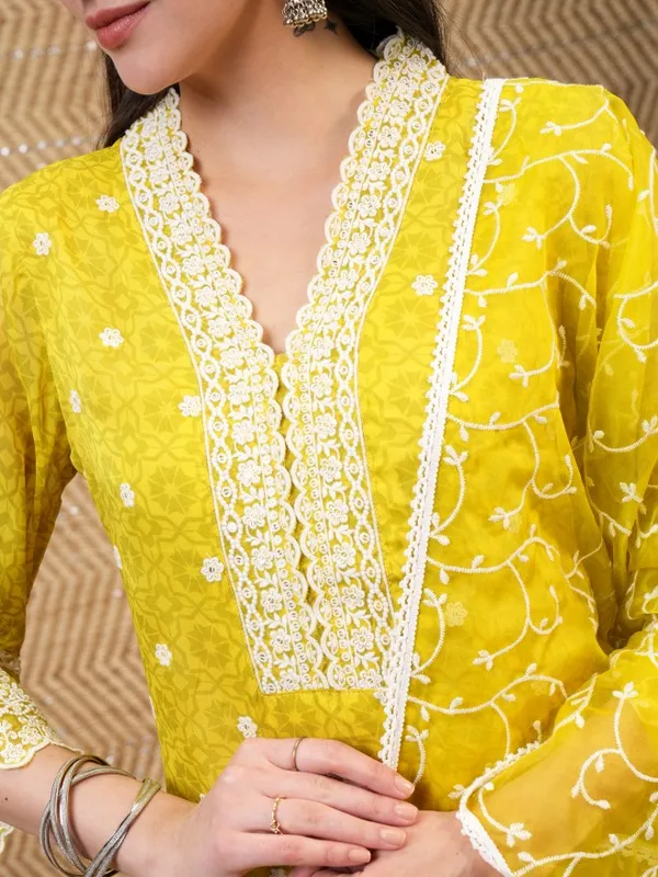  Vishudh Women Green Embroidered Kurta Sets