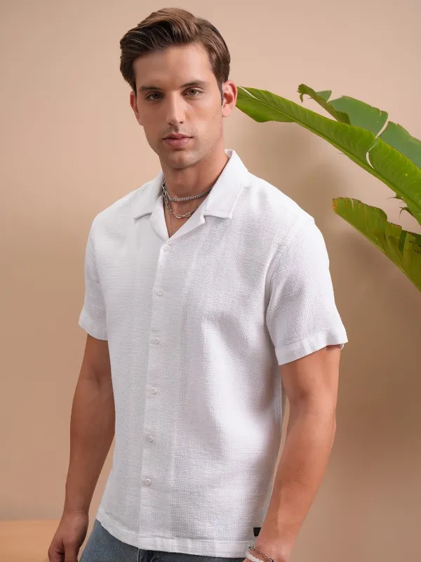  Locomotive Men White Solid Regular Fit Casual Shirts