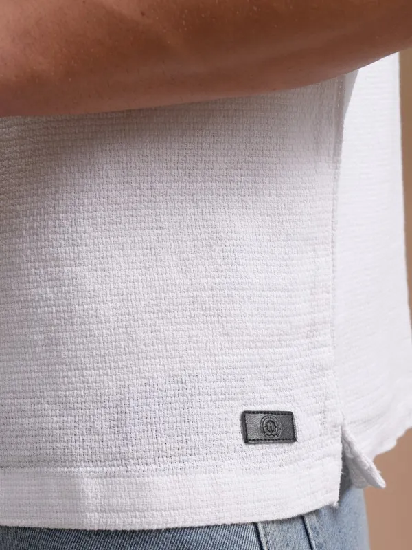  Locomotive Men White Solid Regular Fit Casual Shirts