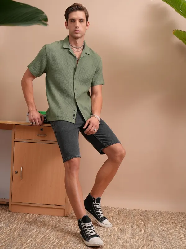  Locomotive Men Green Solid Regular Fit Casual Shirts