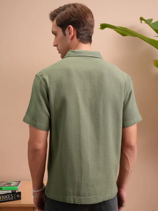  Locomotive Men Green Solid Regular Fit Casual Shirts
