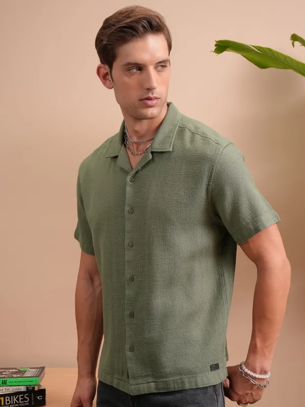  Locomotive Men Green Solid Regular Fit Casual Shirts