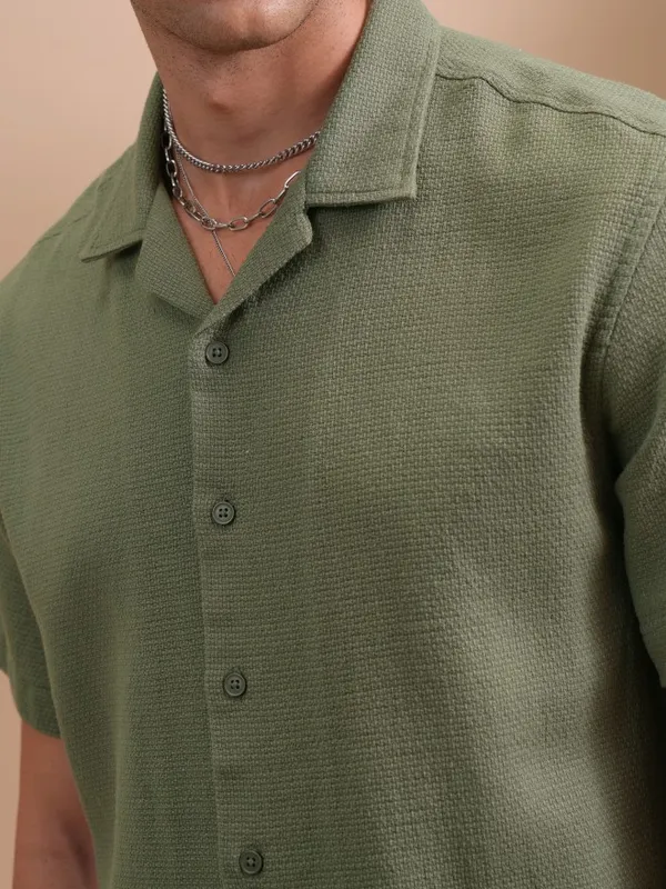  Locomotive Men Green Solid Regular Fit Casual Shirts
