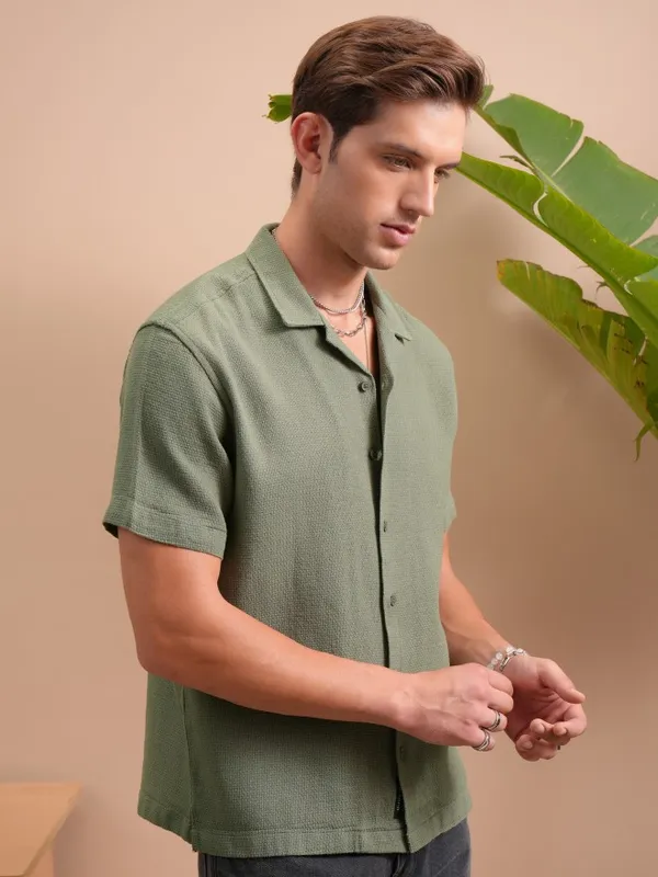 Locomotive Men Green Solid Regular Fit Casual Shirts
