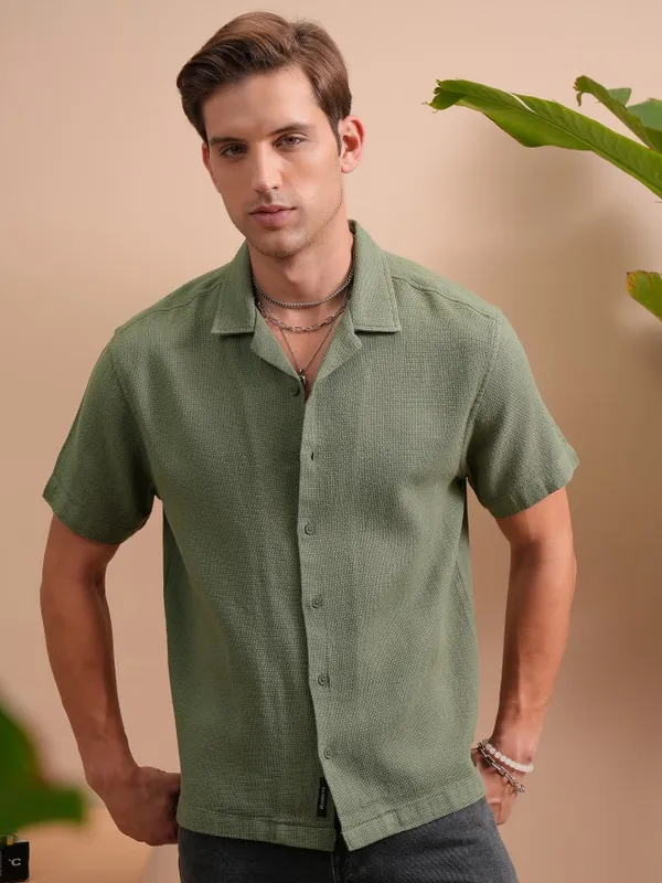  Locomotive Men Green Solid Regular Fit Casual Shirts