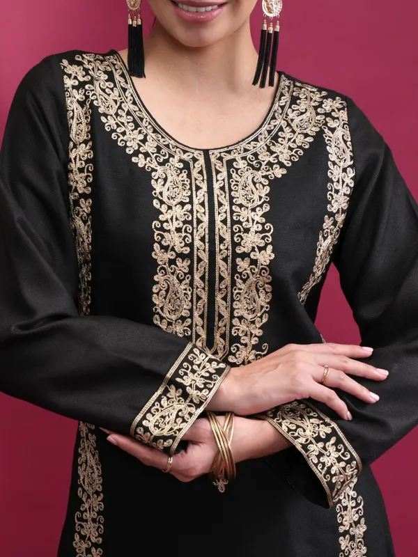  Vishudh Women Black Woven Design Straight Kurtas