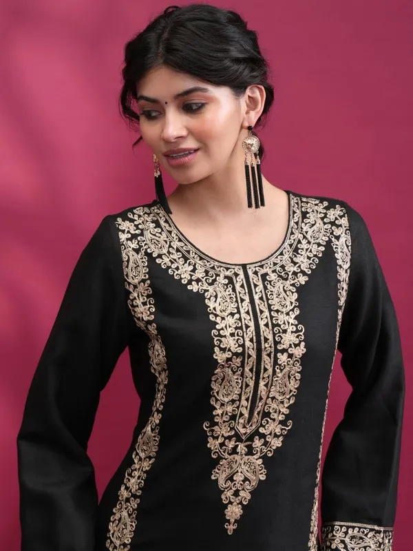  Vishudh Women Black Woven Design Straight Kurtas
