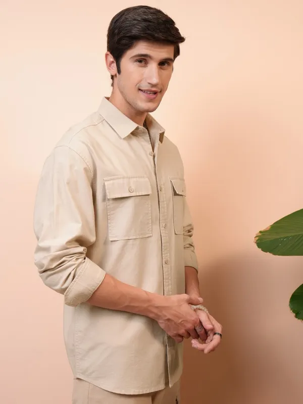  Locomotive Men Beige Solid Regular Fit Casual Shirts