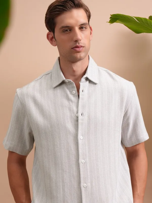  Locomotive Men Grey Striped Regular Fit Casual Shirts