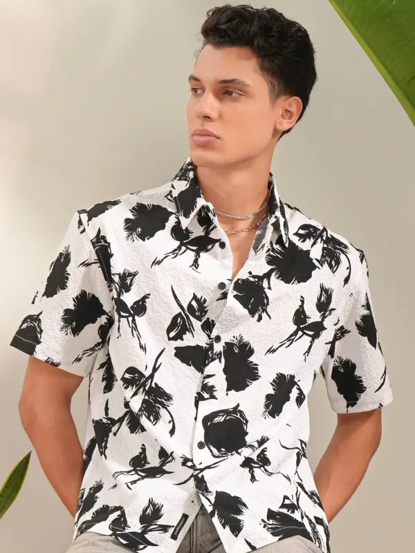 Locomotive Men White Printed Regular Fit Casual Shirt