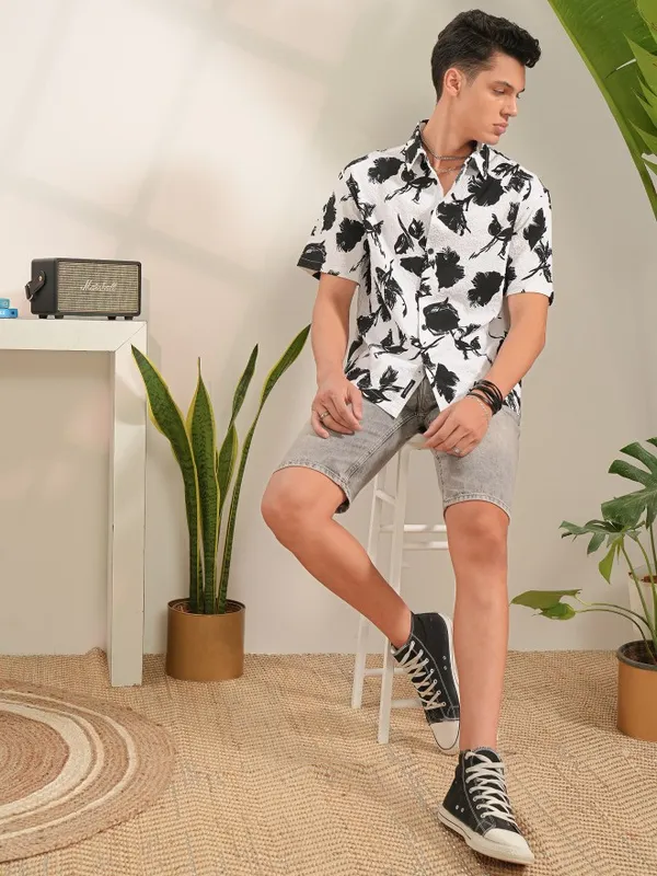 Locomotive Men White Printed Regular Fit Casual Shirt