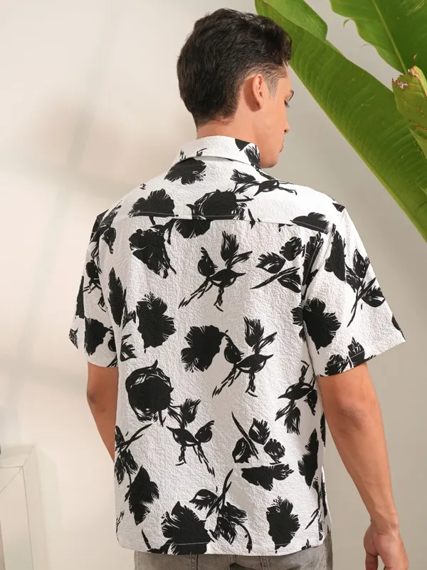 Locomotive Men White Printed Regular Fit Casual Shirt