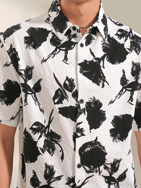 Locomotive Men White Printed Regular Fit Casual Shirt