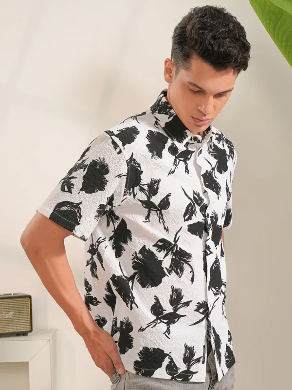 Locomotive Men White Printed Regular Fit Casual Shirt