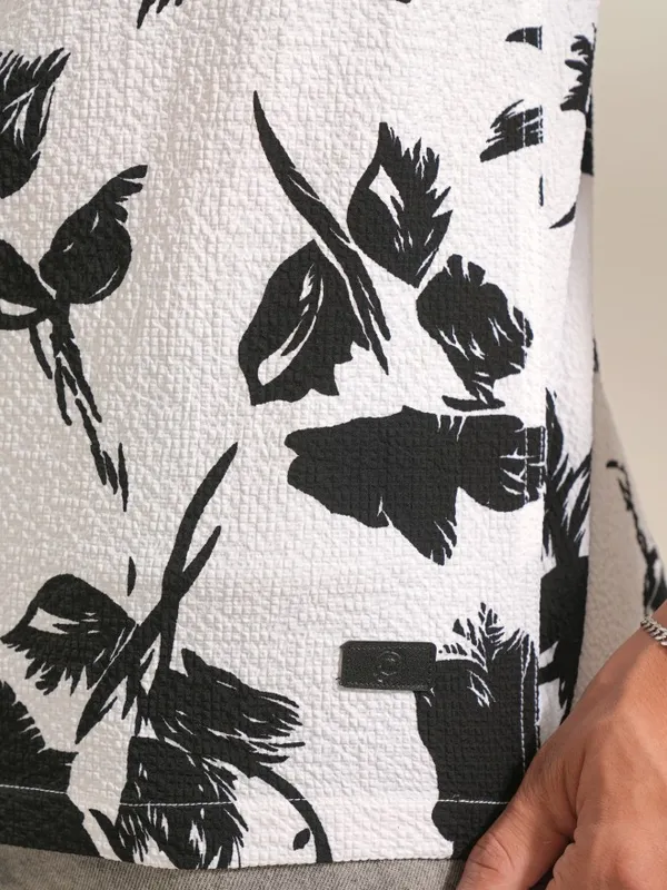 Locomotive Men White Printed Regular Fit Casual Shirt