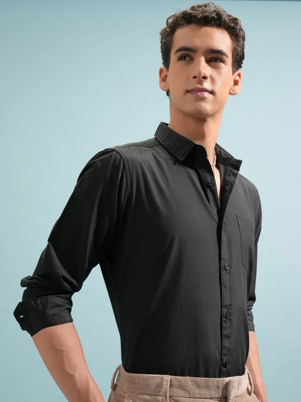  Highlander Men Black Solid Slim Fit Casual Shirts