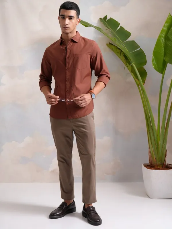 Highlander Men Rust Solid Slim Fit Casual Shirts