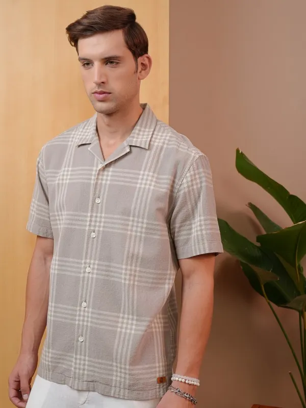  Locomotive Men Grey Checked Regular Fit Casual Shirts