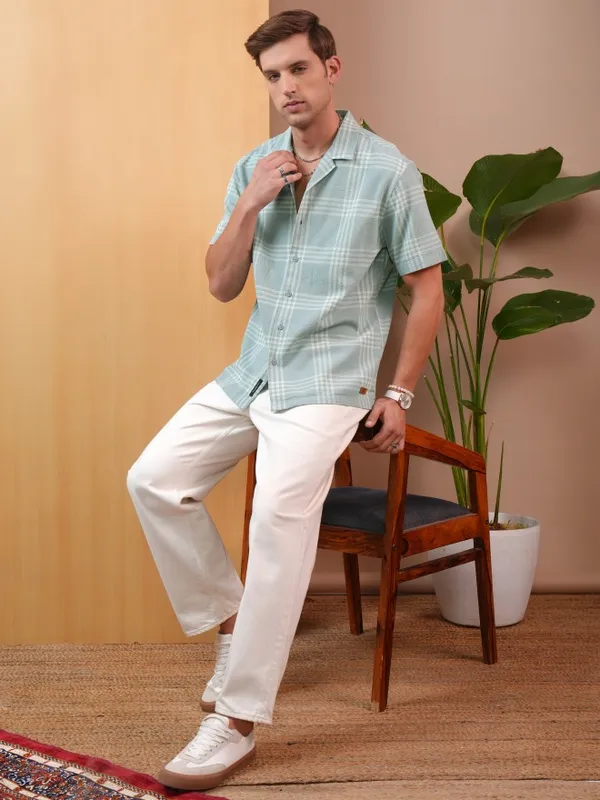  Locomotive Men Green Checked Regular Fit Casual Shirts