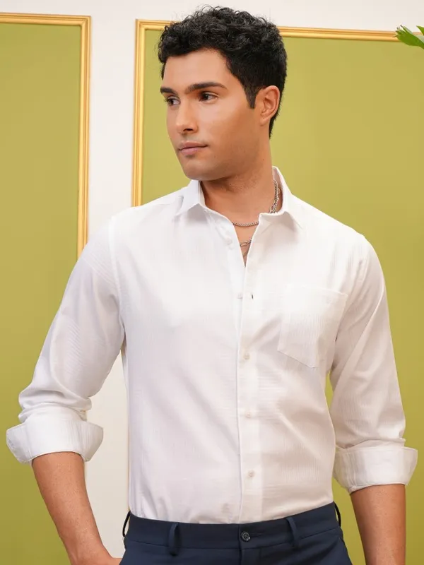 Locomotive Premium Men White Solid Slim Fit Casual Shirt