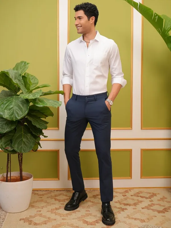 Locomotive Premium Men White Solid Slim Fit Casual Shirt