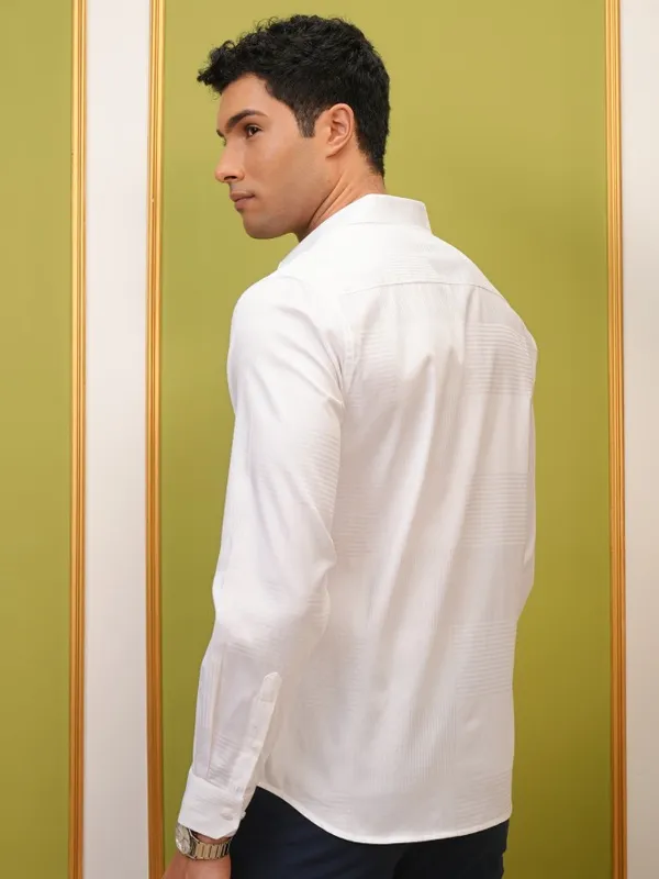 Locomotive Premium Men White Solid Slim Fit Casual Shirt