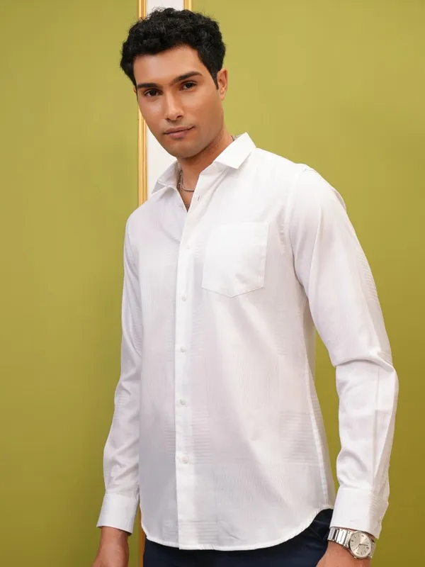 Locomotive Premium Men White Solid Slim Fit Casual Shirt