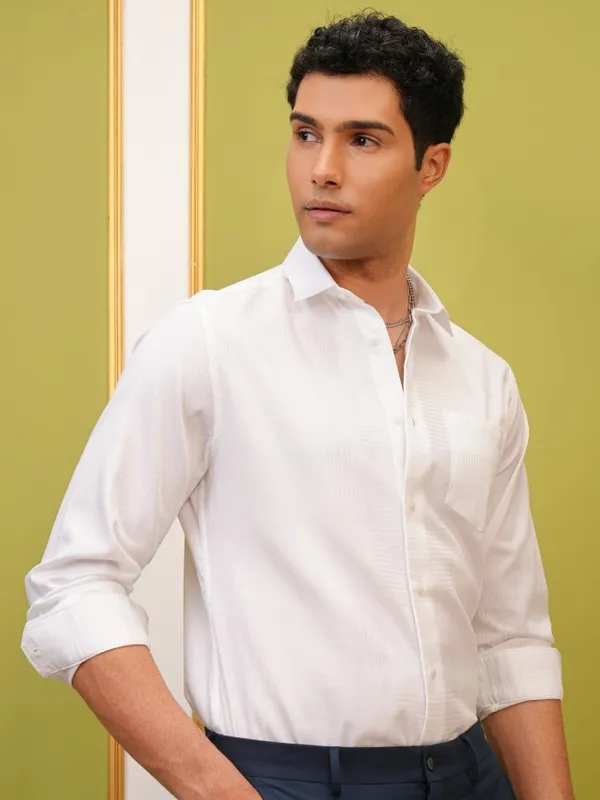 Locomotive Premium Men White Solid Slim Fit Casual Shirt