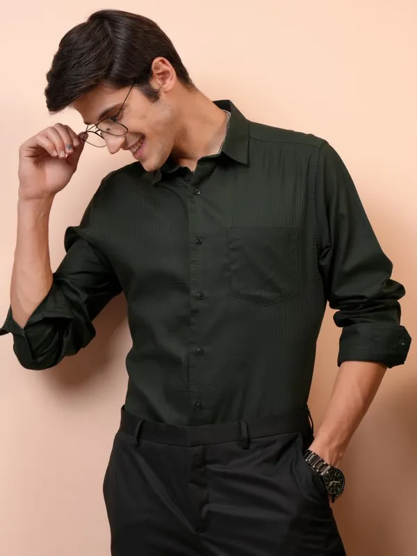  Locomotive Men Green Solid Relaxed Fit Casual Shirts