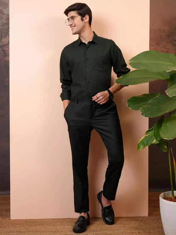  Locomotive Men Green Solid Relaxed Fit Casual Shirts