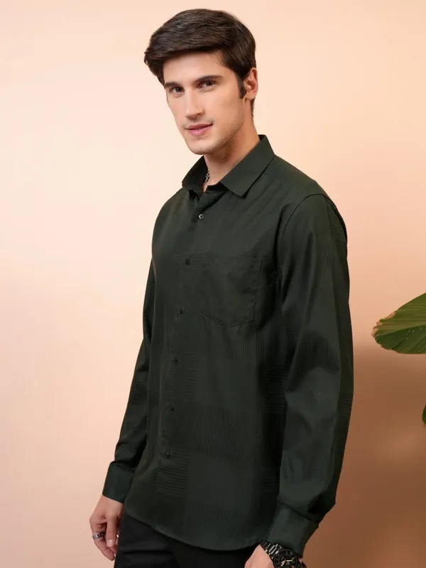 Locomotive Men Green Solid Relaxed Fit Casual Shirts