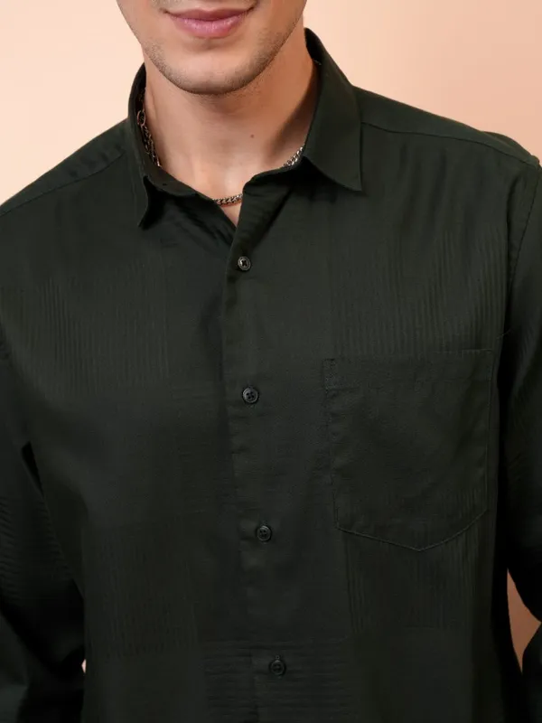  Locomotive Men Green Solid Relaxed Fit Casual Shirts