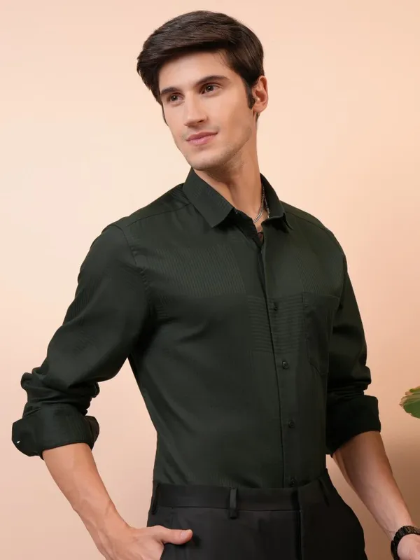  Locomotive Men Green Solid Relaxed Fit Casual Shirts