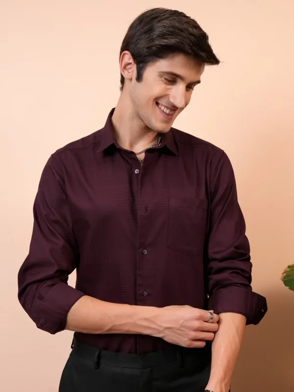  Locomotive Men Maroon Solid Relaxed Fit Casual Shirts