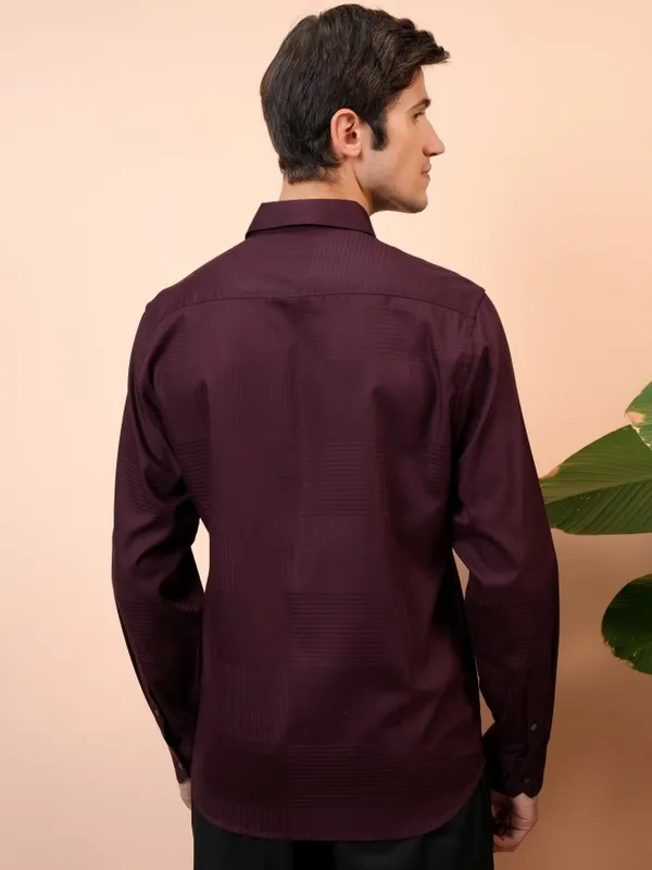  Locomotive Men Maroon Solid Relaxed Fit Casual Shirts