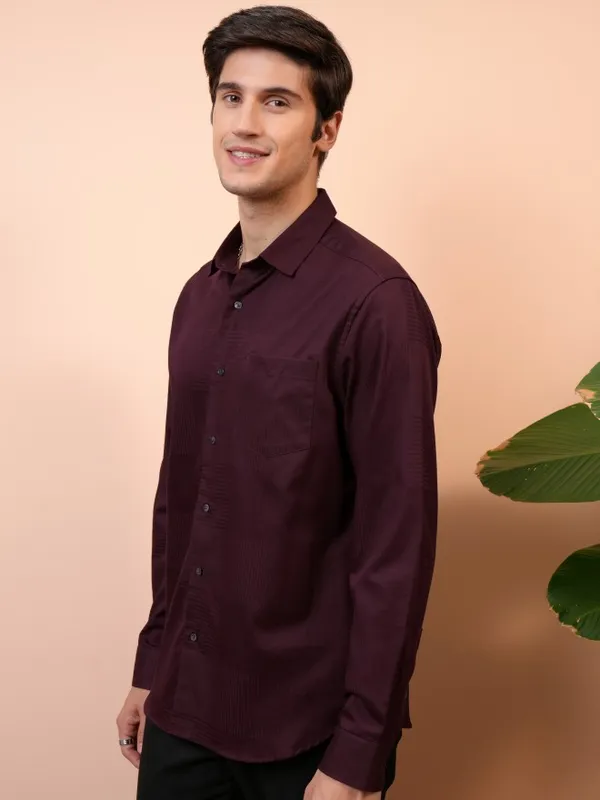  Locomotive Men Maroon Solid Relaxed Fit Casual Shirts