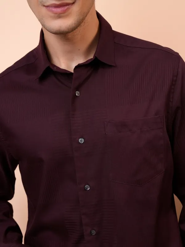  Locomotive Men Maroon Solid Relaxed Fit Casual Shirts