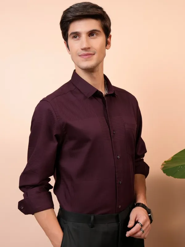  Locomotive Men Maroon Solid Relaxed Fit Casual Shirts