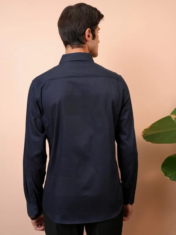  Locomotive Men Navy Blue Solid Relaxed Fit Casual Shirts