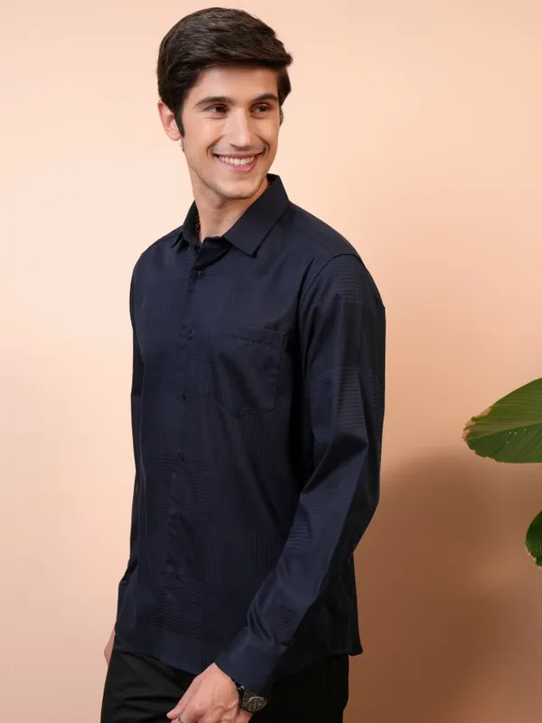  Locomotive Men Navy Blue Solid Relaxed Fit Casual Shirts