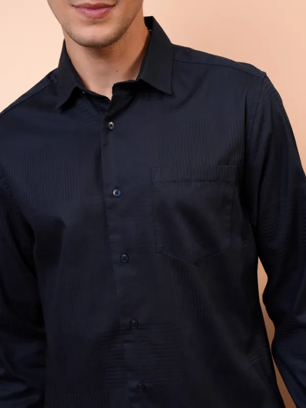  Locomotive Men Navy Blue Solid Relaxed Fit Casual Shirts