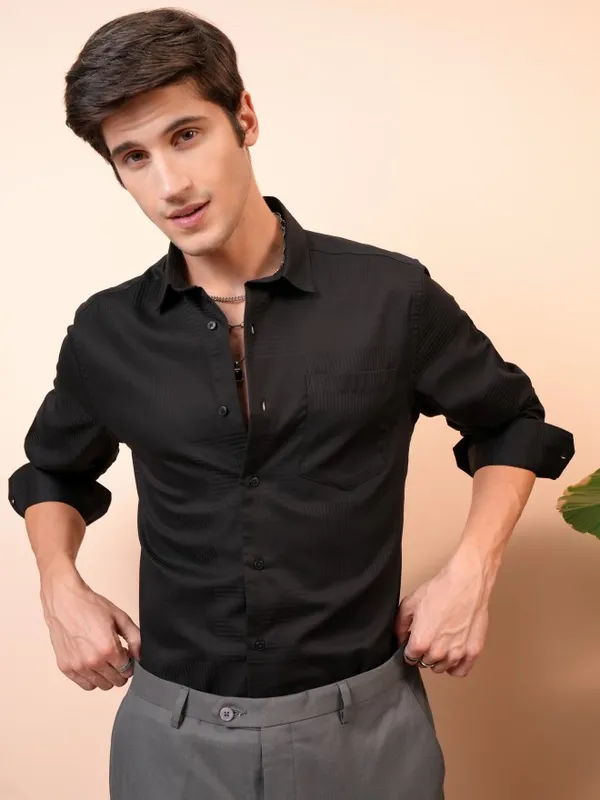  Locomotive Men Black Solid Slim Fit Casual Shirts